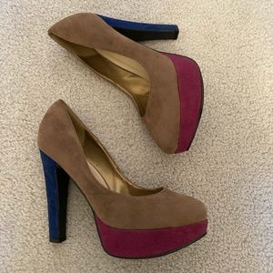 N Y L A suede platform pumps size 9